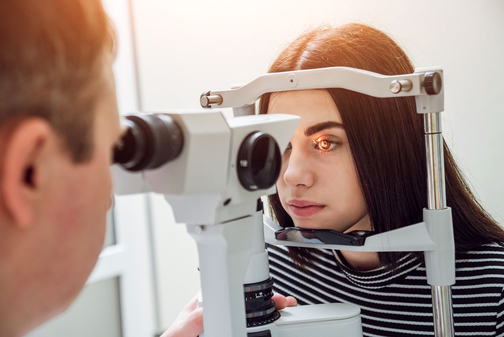 Двоение в глазах (диплопия): причины и лечение