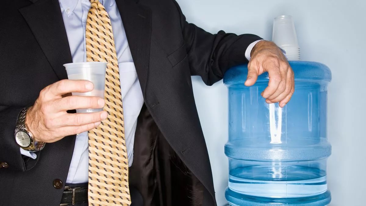 Росконтроль выбрал лучшую и худшую питьевую воду в бутылках 2022: какую можно смело покупать, а какую нет