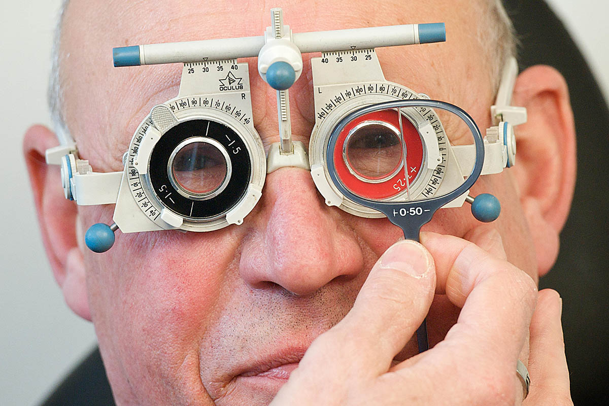 Затуманенное зрение. Офтальмологические очки. Очки для глаукомы. Глазной аппарат. Очки с линзами у окулиста.