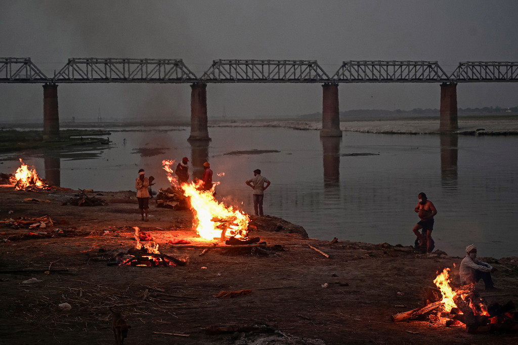 «подопытные индусы» гибнут на берегах ганга