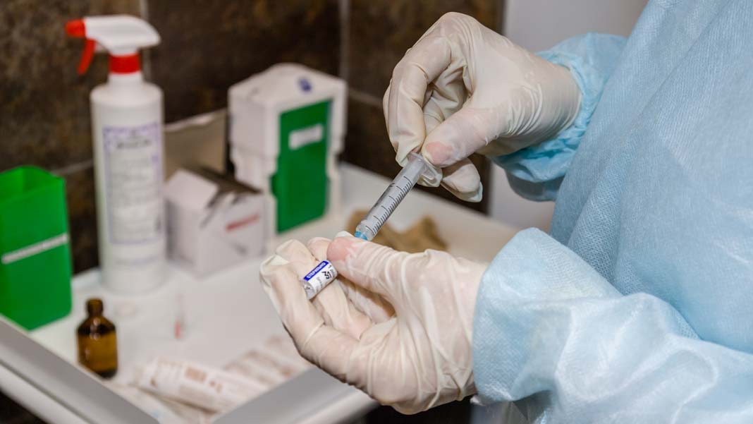 Безопасность и эффективность вакцин против covid-19 | memorial sloan kettering cancer center