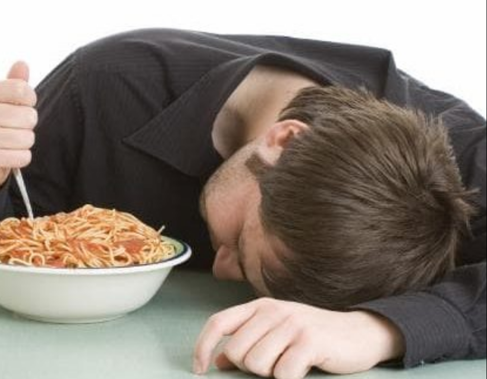 Сонливость после еды причины. Сон после еды. Голодный студент. Сон после обеда.