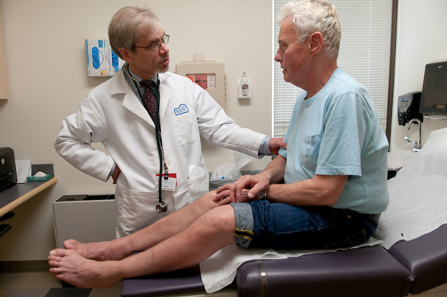 Врач по взрослым людям. Врач суставы. Врач осматривает колено. Доктор осматривает колено. Доктор коленный сустав.