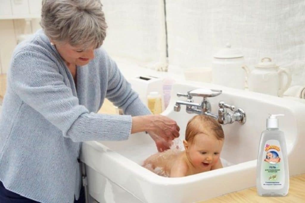 Подмывание новорожденного мальчика. Подмывание ребенка в раковине. Раковина для подмывания младенцев. Гигиена новорожденных. Подмывание мальчиков новорожденных.