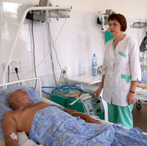Медсестра ставит капельницу больному после инсульта