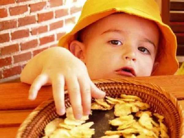 Ребенок ест чипсы