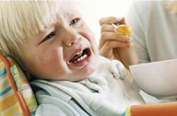 Ребенок плачет во время еды