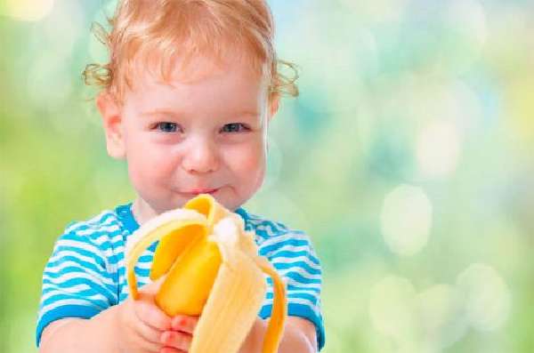 Ребенок ест бананы