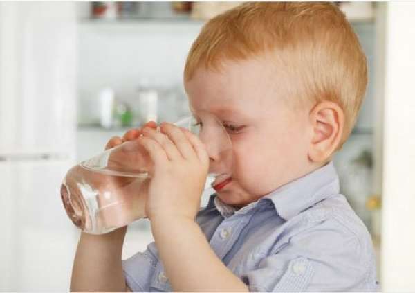 Ребенок пьет воду