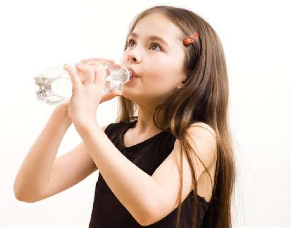 Девочка пьет воду