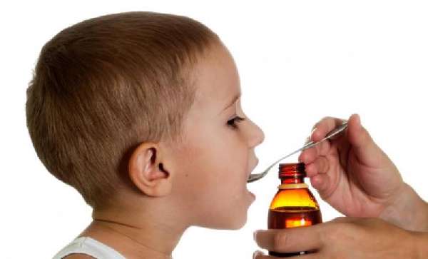 Ребенку дают лекарство