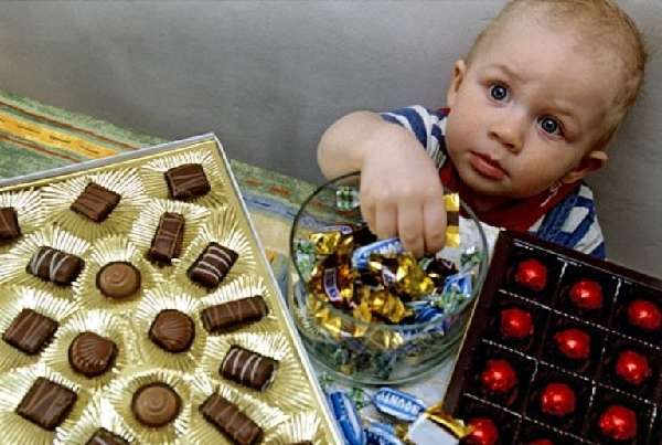 Ребенок ест конфеты