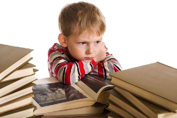 Ребенок с книгами