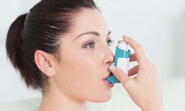 Снятие приступа бронхиальной астмы при помощи ингалятора
