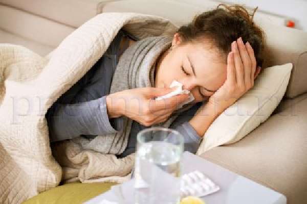 первые симптомы пневмонии - кашель, повышение температуры и одышкаа