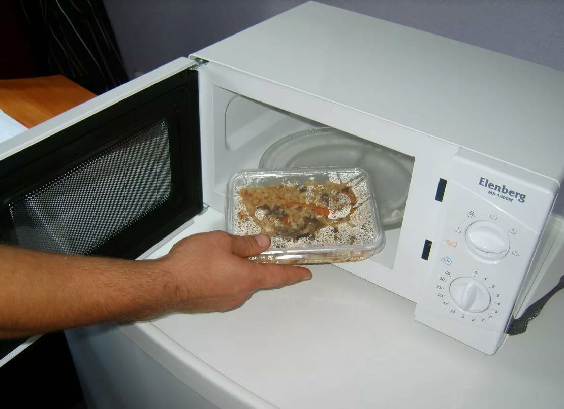 Можно греть пластиковую посуду в микроволновке. Микроволновка Hi m020w. Микроволновка с едой. Контейнер в микроволновке. Крышка для разогрева продуктов в СВЧ-печи.