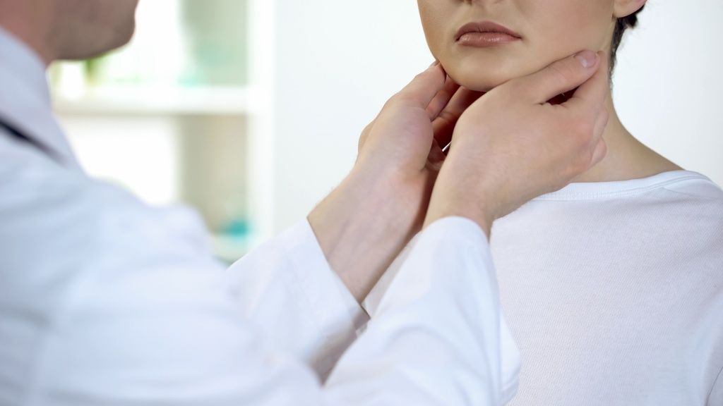 Рак щитовидной железы: лечение онкологии, первые признаки, прогноз при опухоли щитовидки, терапия | клиники «евроонко»