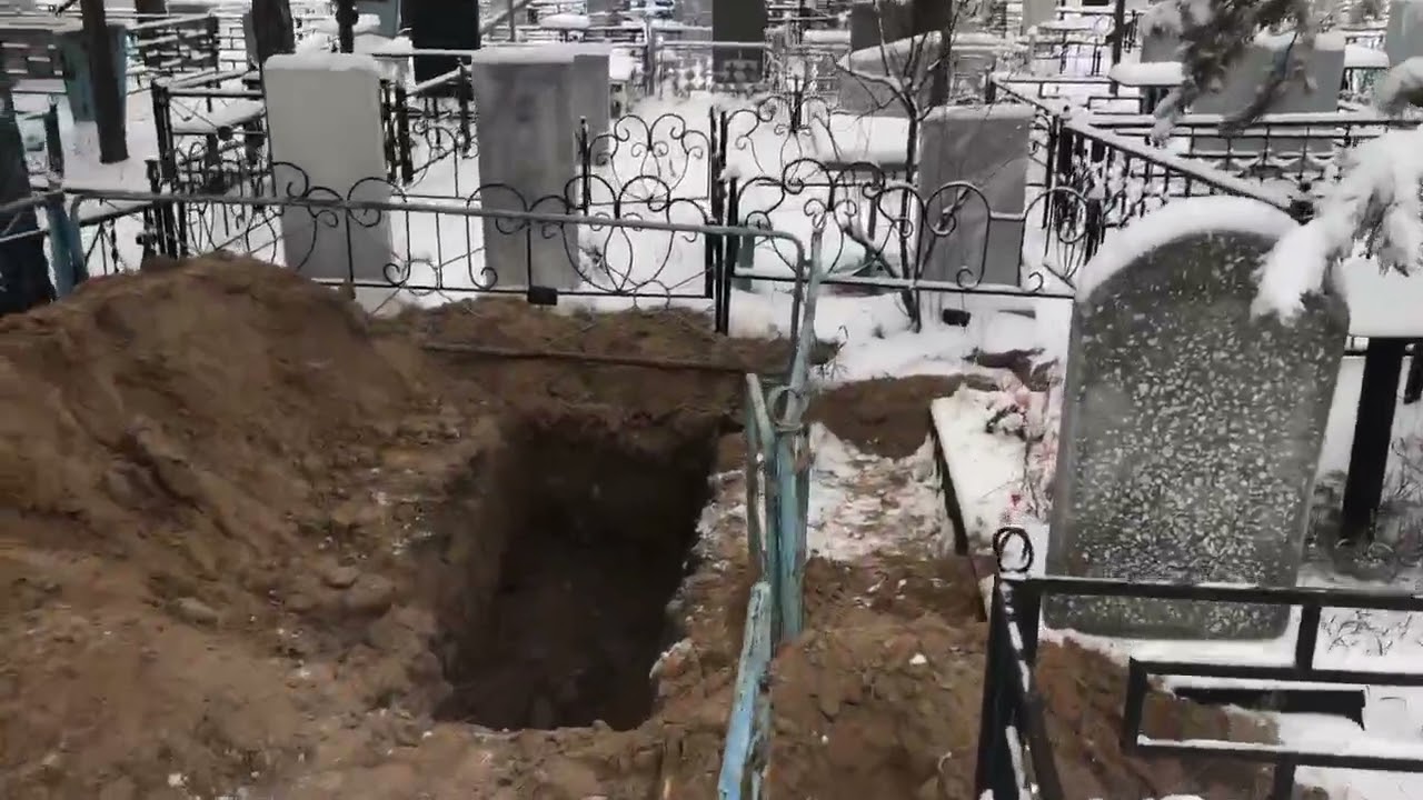 Похоронили ногу. Кладбище ТОАЗ Тольятти. Могила на кладбище. Раскопанные могилы на кладбищах.