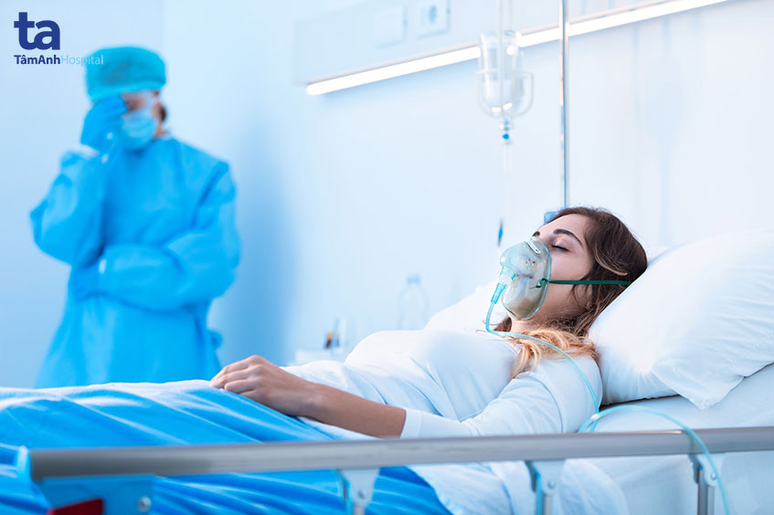 Лечение в больнице сколько дней. Девушка лежит в реанимации. Девушка в кислородной маске в больнице.
