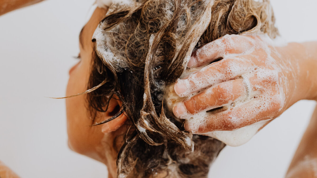 Мытье головы в домашних условиях. Девушка моет голову. Вымытые волосы. Девушка с мылом. Мытье волос.