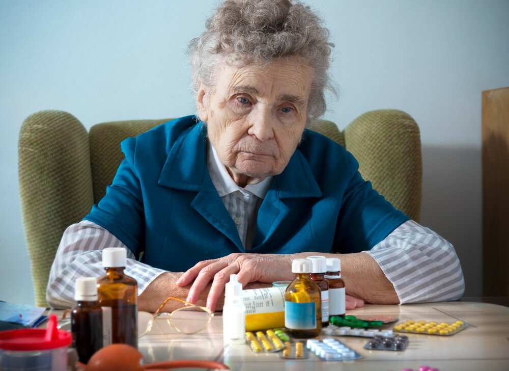 Деменция ночью. Деменция Альцгеймера. Бабушка с таблетками. Пожилые люди и лекарства. Пожилые люди.