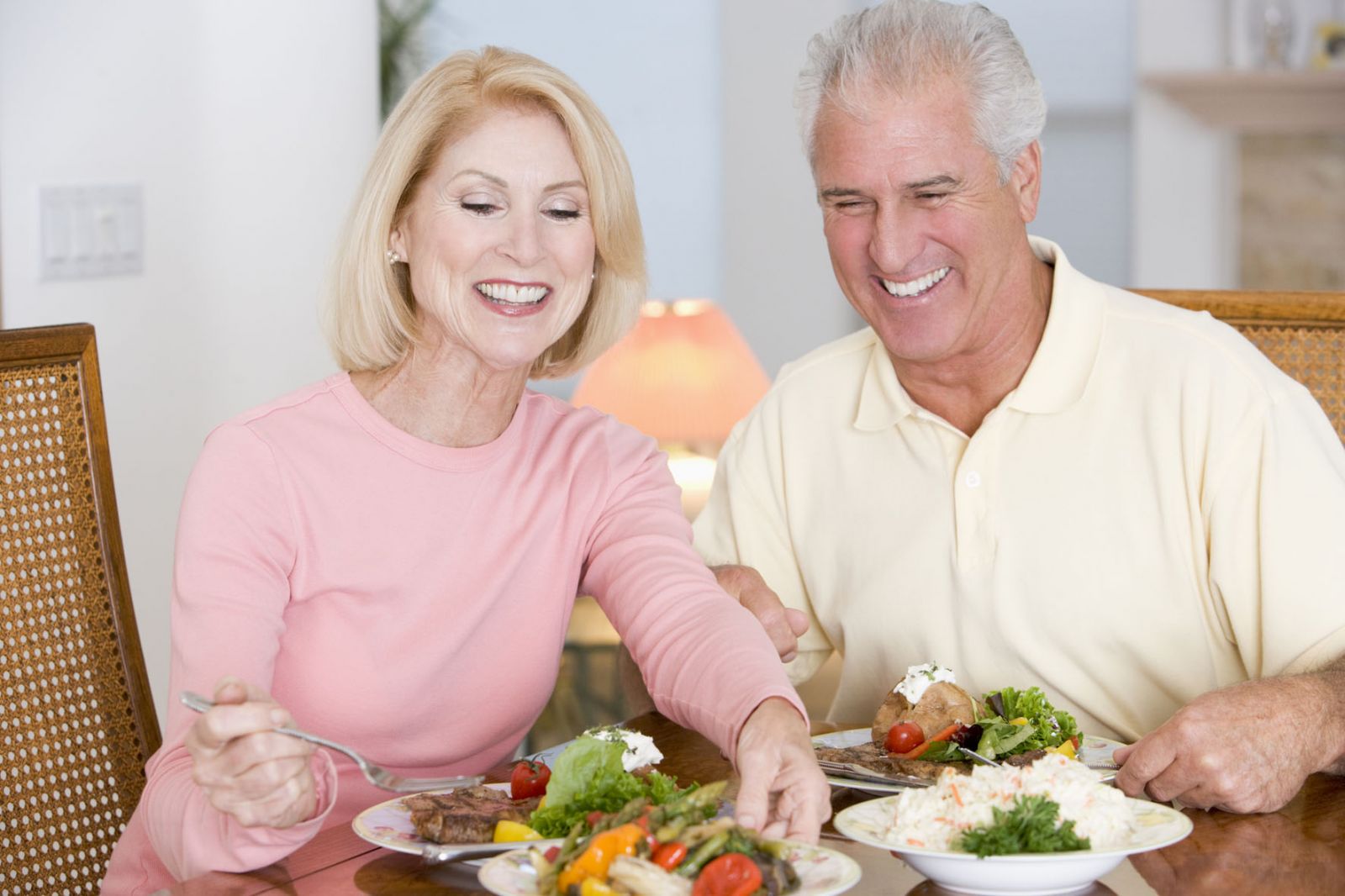 Питание после 45 лет. Здоровое питание для пожилых. Мужчина и женщина в возрасте. Правильное питание для пожилых людей. Здоровое питание женщины в возрасте.