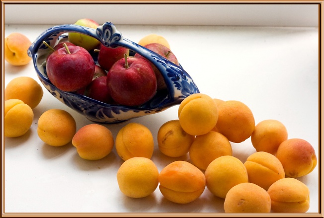 Фото абрикосов и персиков. Абрикосы на столе. Абрикосы на тарелке. Абрикосы в вазе. Персики и черешня.