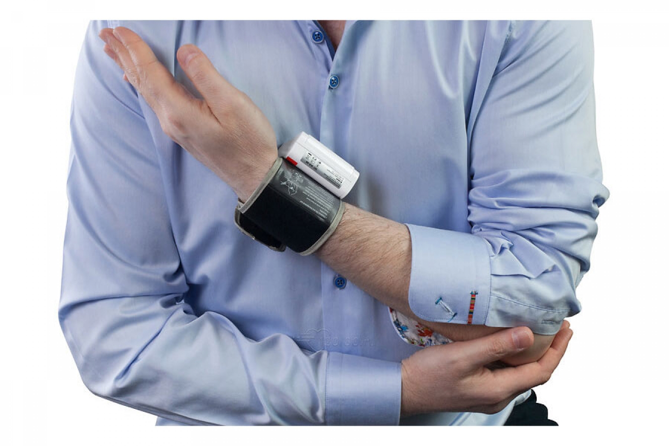 Измерение артериального давления тонометром на запястье. Измерение тонометром. Тонометр на руку. Измерение давления на запястье. Тонометры для измерения давления.