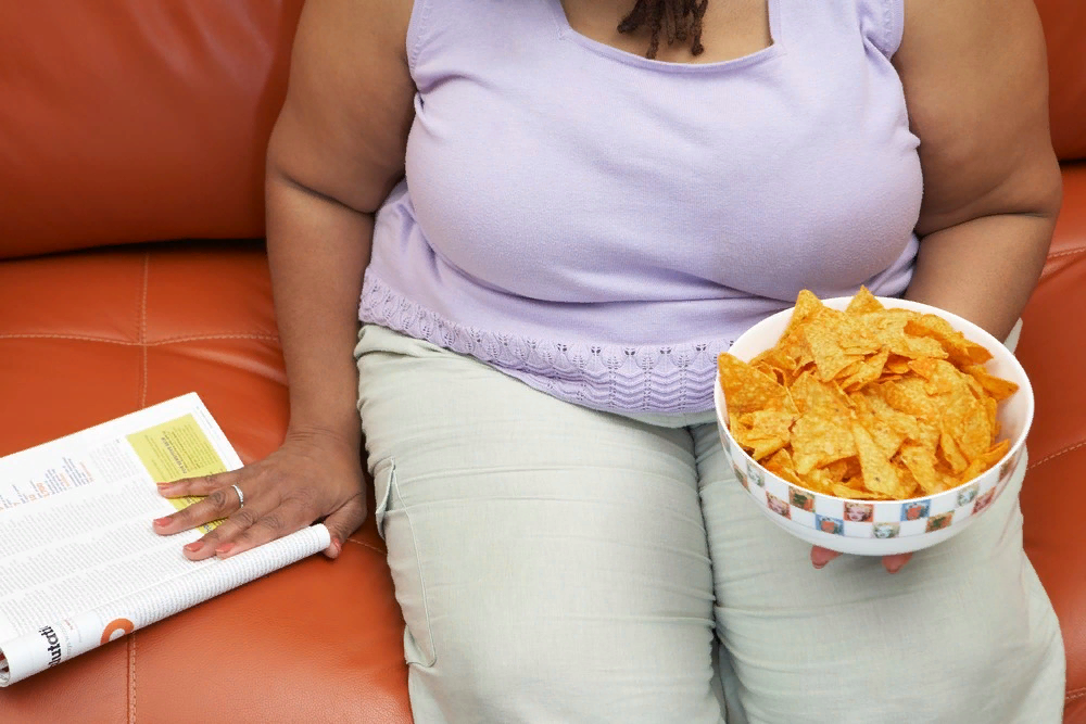Люди которые страдают ожирением. Ожирение у девушек. Женщина с избыточным весом. Переедание и ожирение. Толстый человек с едой.