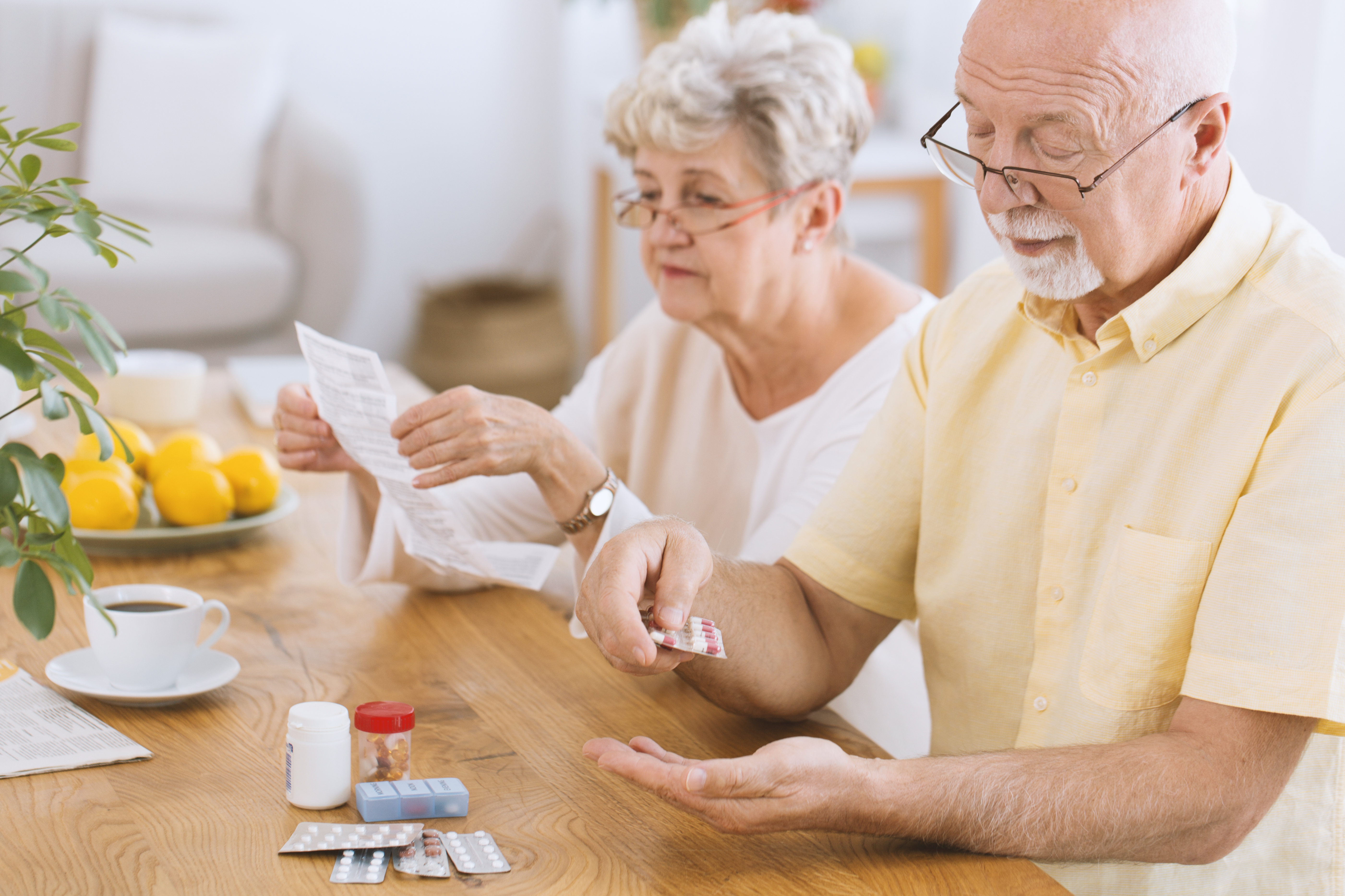 Методики пожилых людей. Пожилые люди. Пожилые люди и лекарства. Лекарства для пожилых. Таблетки для пожилых.