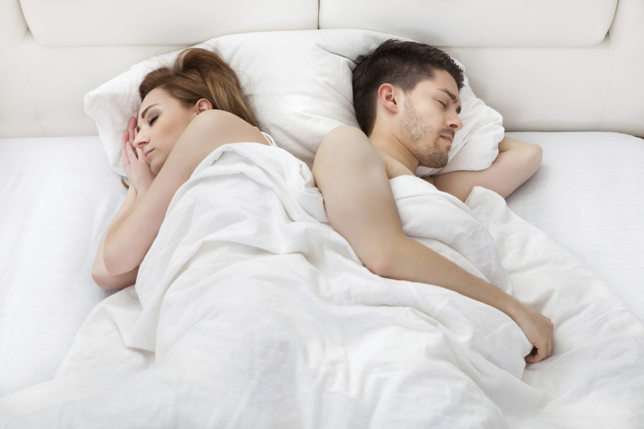 Фото мужчины и женщины на кровати фото