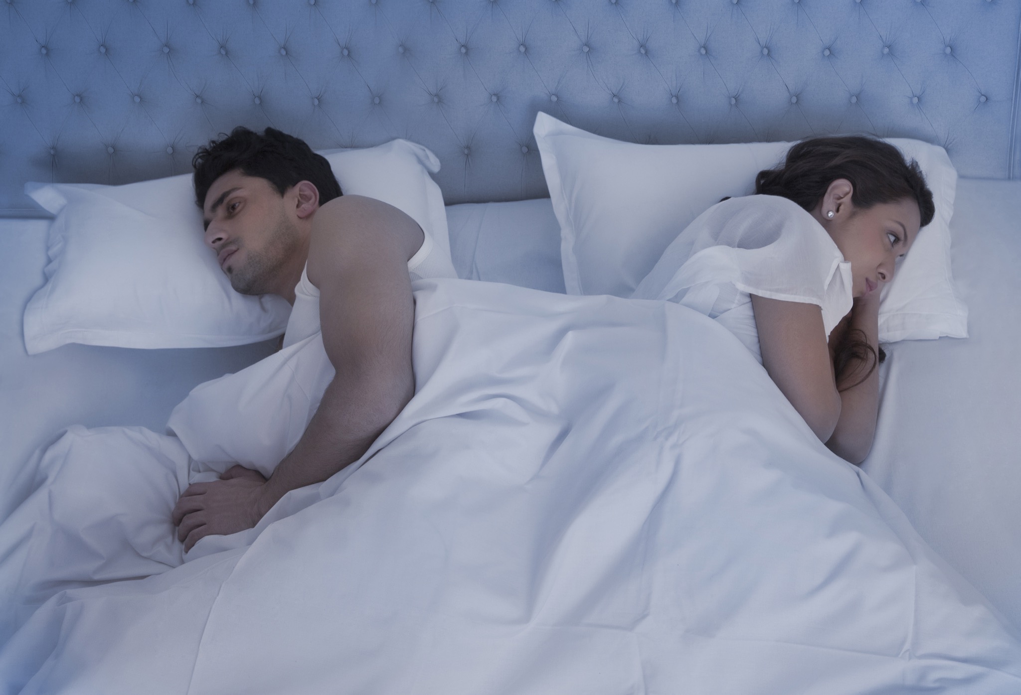 В одной постели с спящим мужем. Сон в разных кроватях. Спящие мужчина и женщина.