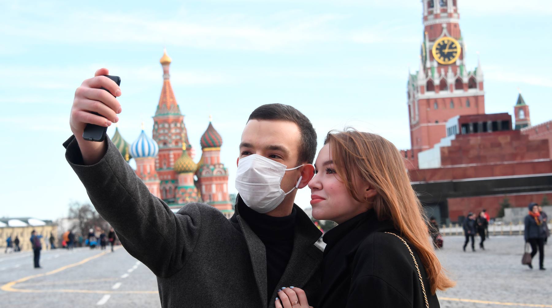 Изменилось отношение к русским. Москва люди. Люди в масках на красной площади. Москва красная площадь люди. Люди в масках Москва.