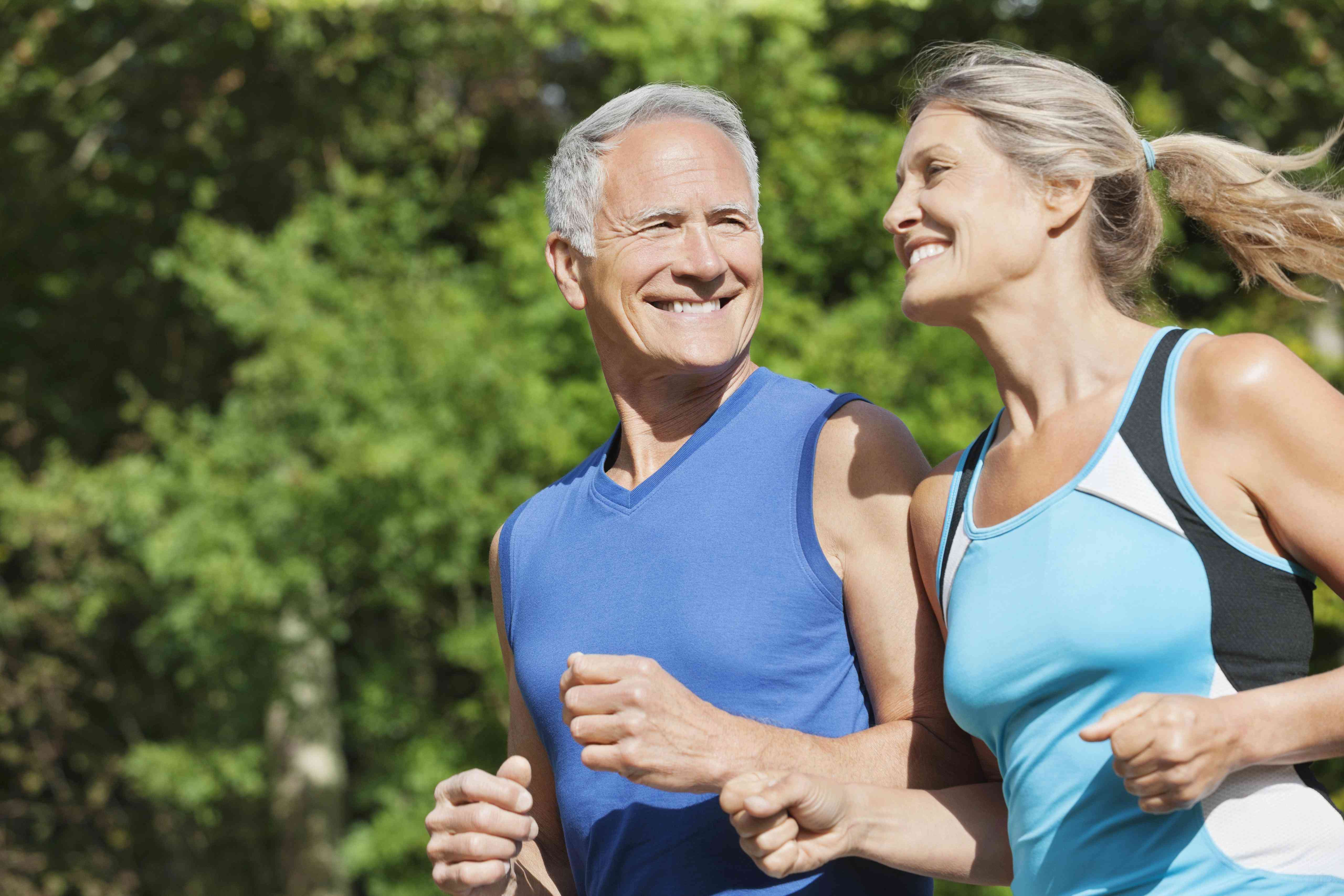 Спорт после 50. Спортивные люди в возрасте. Здоровые мужчина и женщина. Активный образ жизни. Физическая активность пожилых.