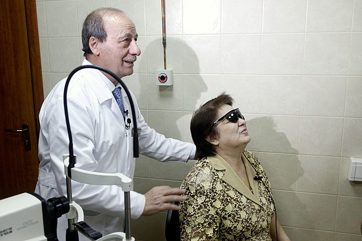 Шаман восстановил зрение слепому. Незрячие пациенты. Слепой врач. Слепые и врач. Электронные глаза для слепых.