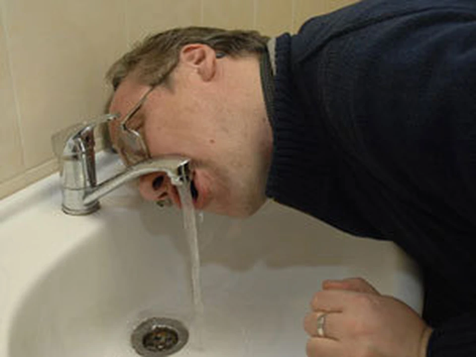 Воняет из крана. Вода из под крана. Пить воду из под крана. Пьет из под крана. Человек пьет воду из крана.