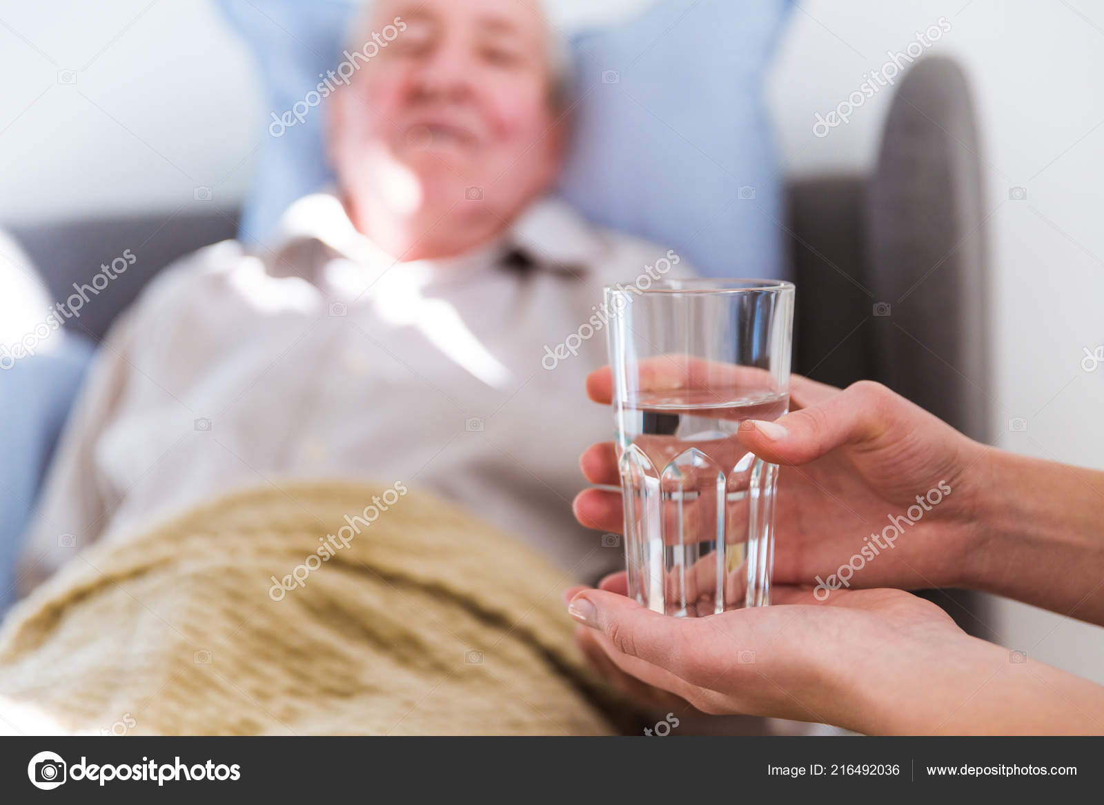 Не дали стакан воды. Подать стакан воды. Стакан воды в старости. Подает стакан воды. Человек подает стакан воды.