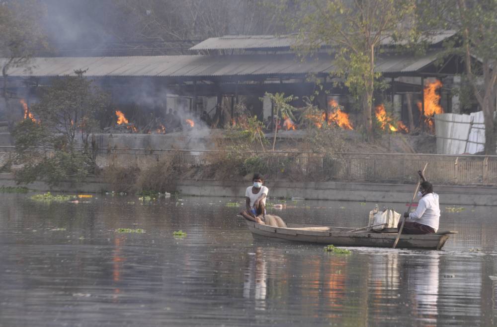 В священной реке ганг нашли десятки тел умерших от коронавируса