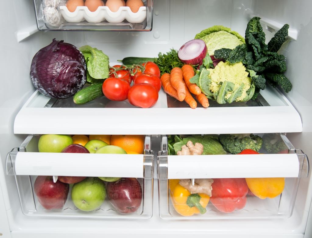 Как холодильник сохраняет продукты. Холодильник для овощей. Овощи и фрукты хранение. Холодильник с продуктами. Хранение в холодильнике.