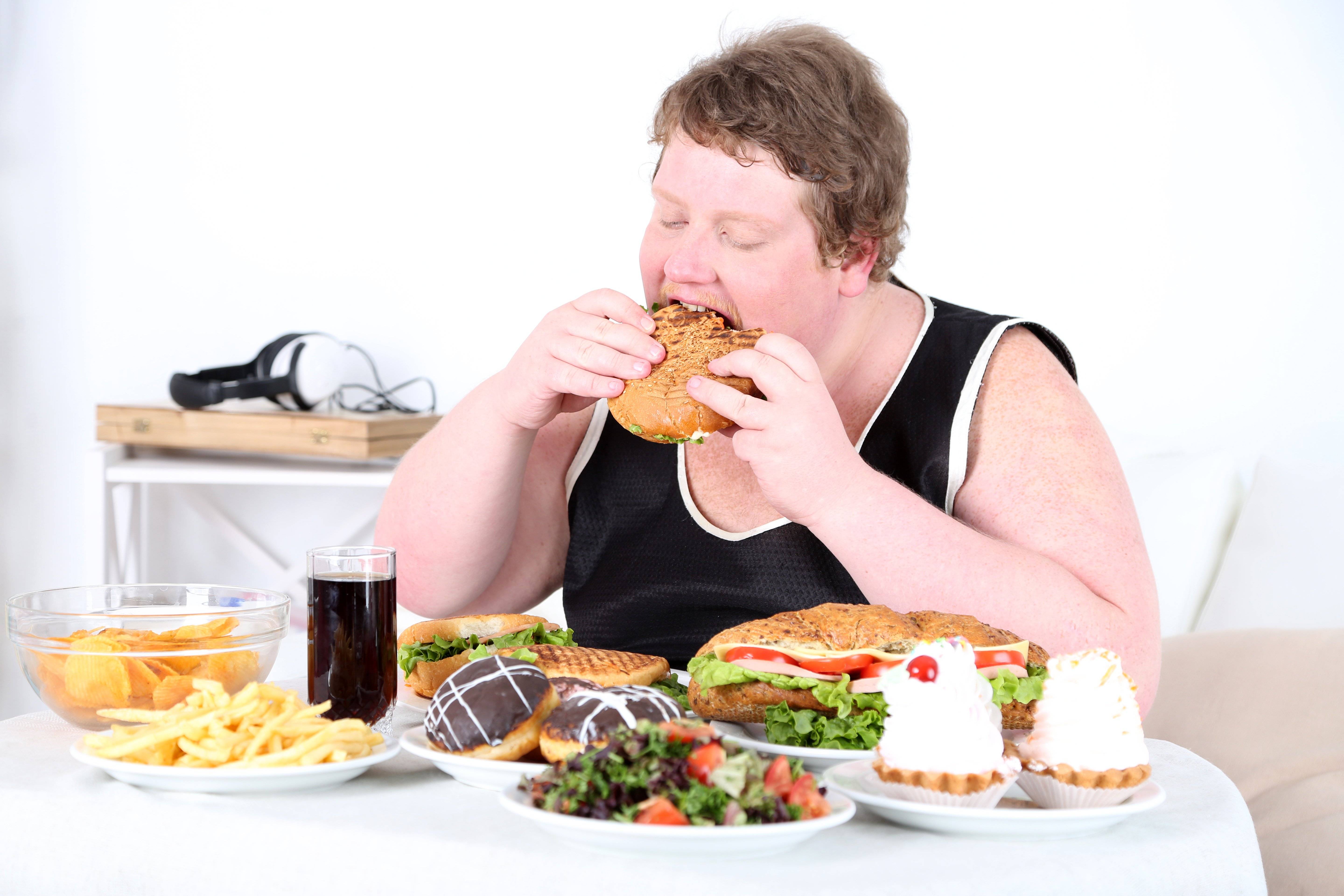 Ешь и толстым становишься. Неправильное питание. Переедание. Неправильное питание и обжорство. Нерациональное питание.