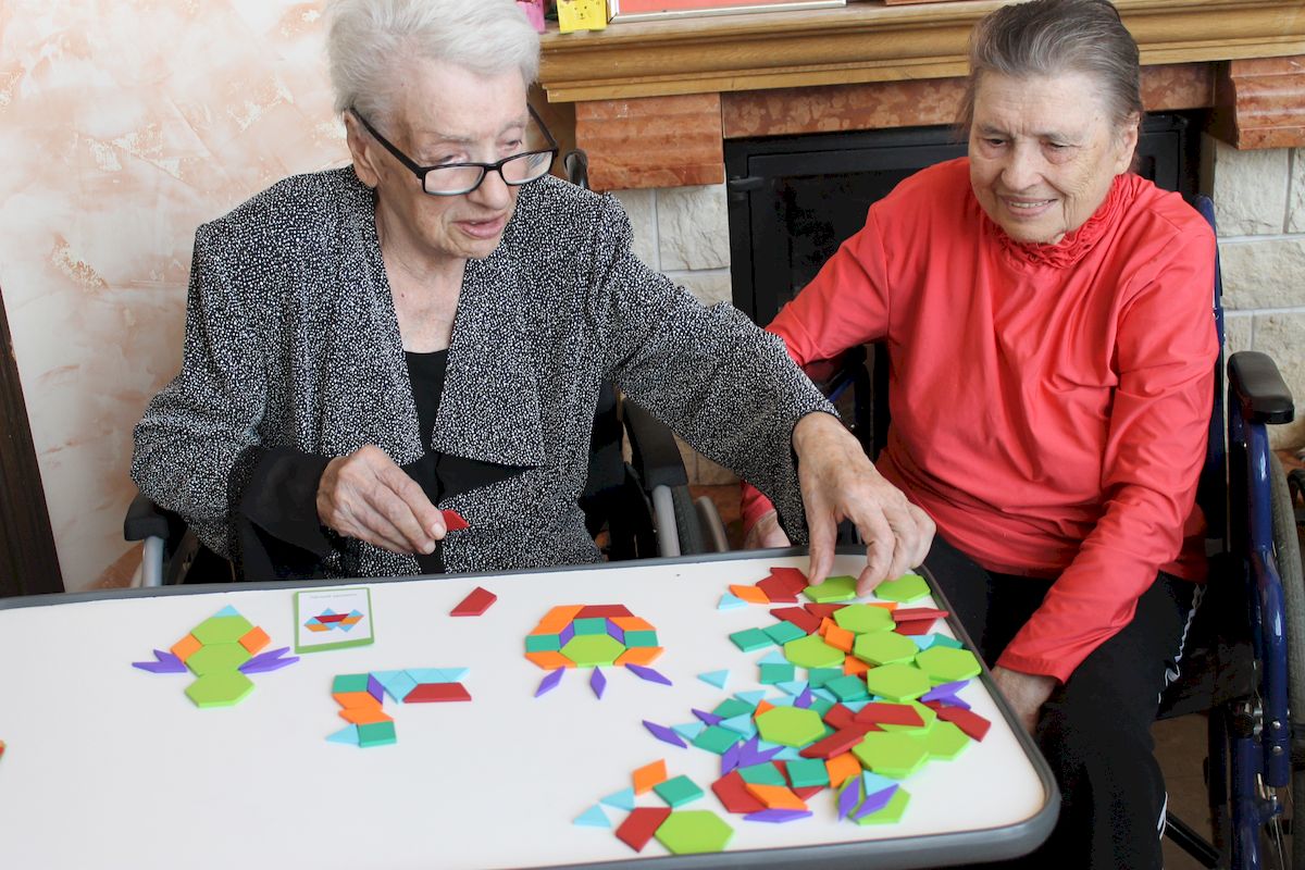 Занятия для старых людей. Занятия для пожилых. Занятия с пожилыми людьми с деменцией. Творческое занятие с пожилыми. Творческие занятия для пожилых людей.