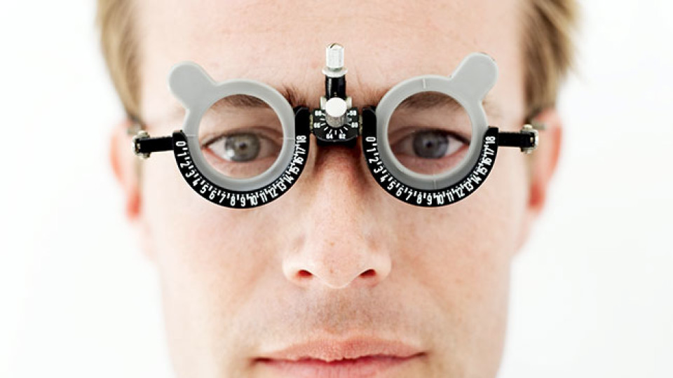 Врач подбирающий очки. Очки офтальмолога. Очки с цилиндрическими линзами. Очки для коррекции астигматизма. Линзы в очки для астигматизма.