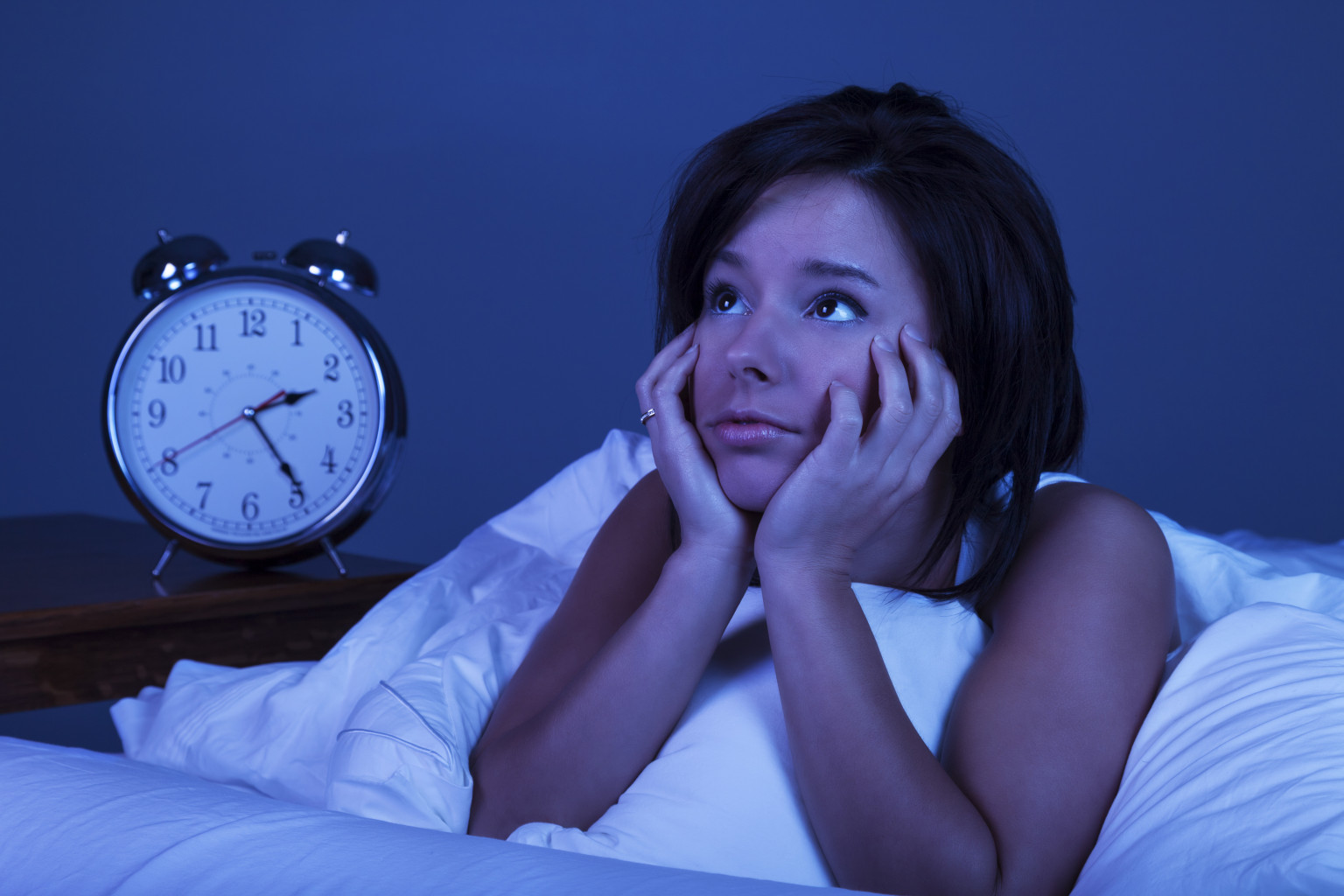 Почему человек ворочается во сне часто. какие проблемы со здоровьем преследуют нас ночью