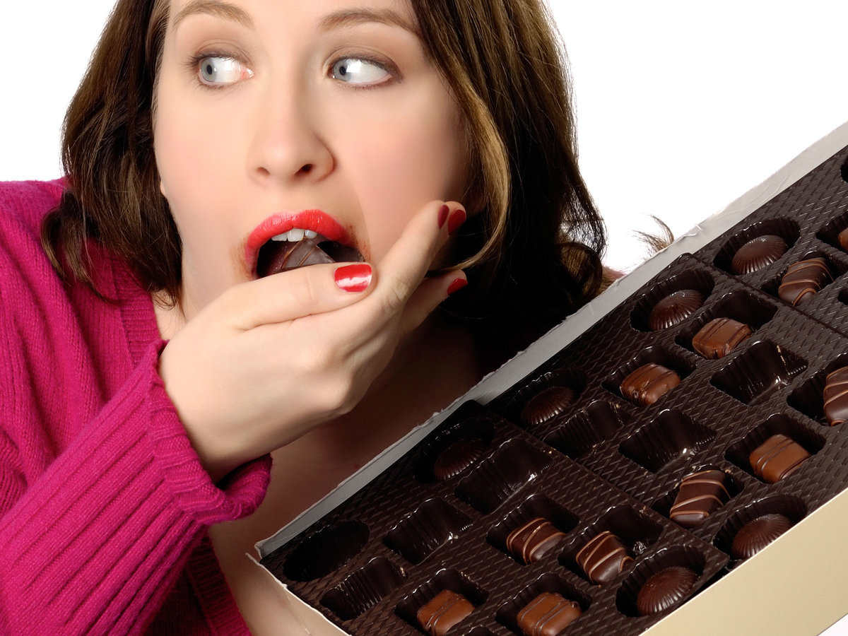 Он очень хочет ее съесть 36. Девушка ест конфету. Ест шоколад. Девушка ест шоколад. Шоколадная девушка.