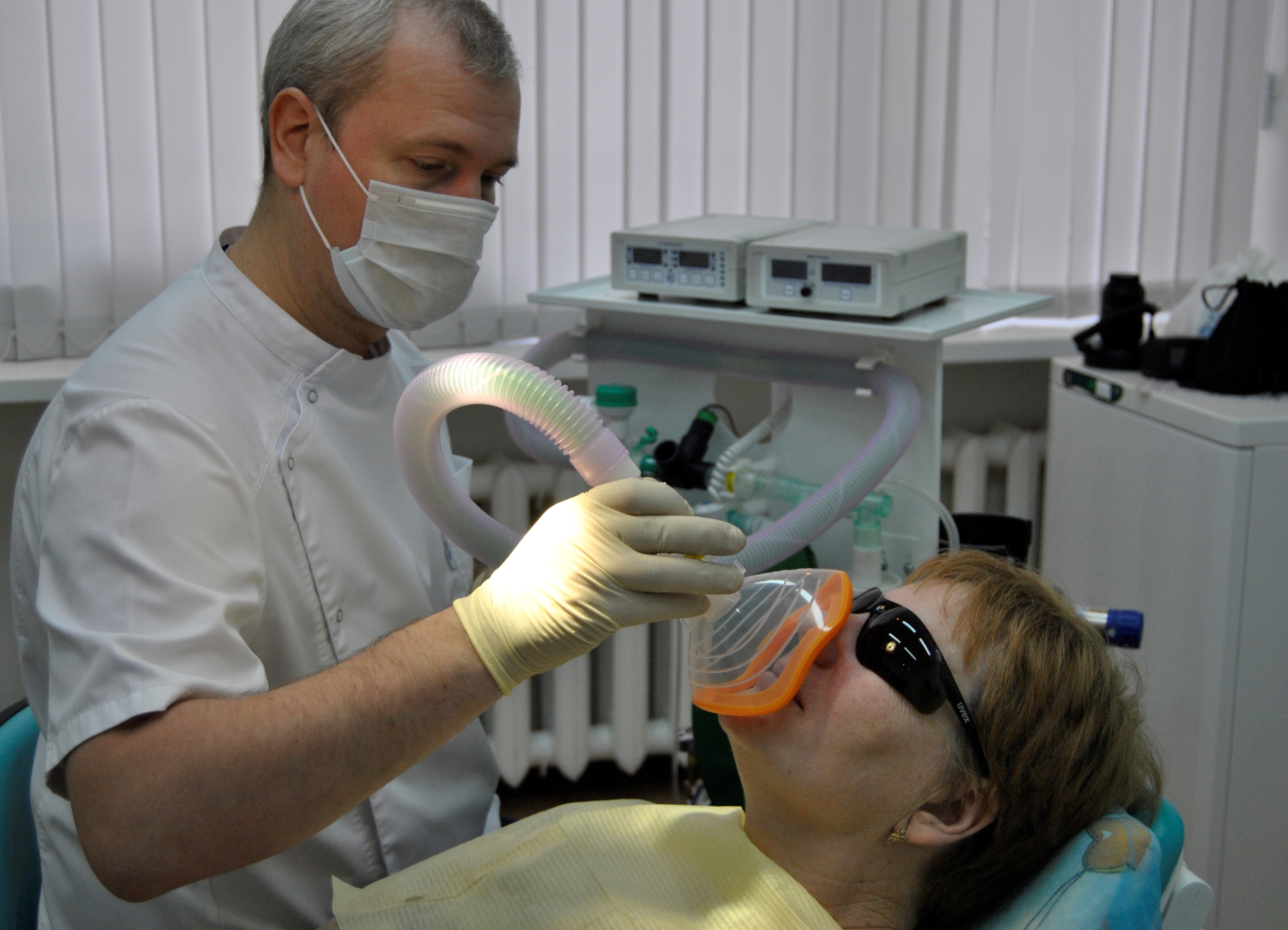 Наркоз ижевск. Аппарат Matrix седация с севораном. Общая анестезия в стоматологии. Общий наркоз в стоматологии. Зуб под общим наркозом.