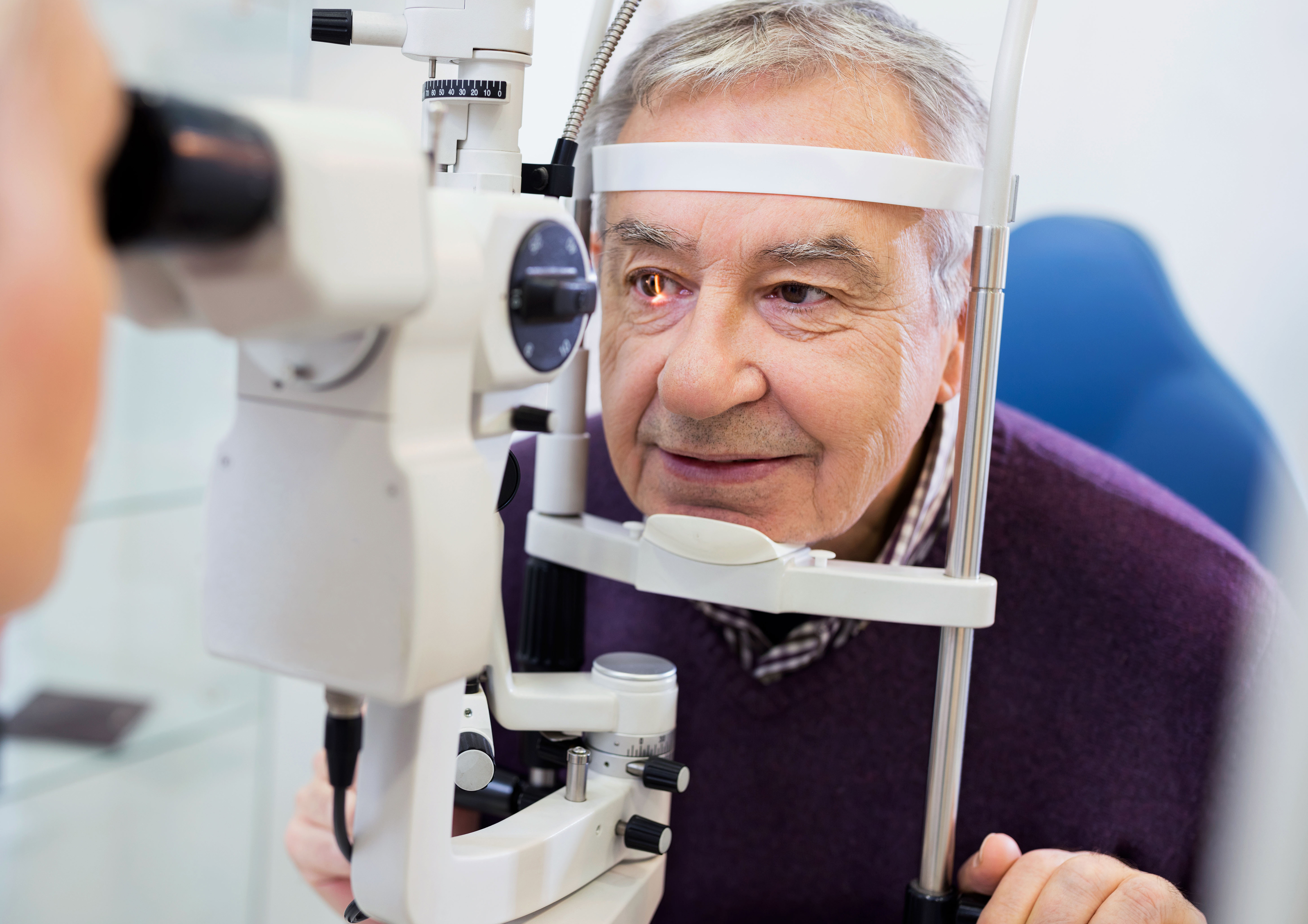 Лечение катаракты без операции у пожилых. Глаз окулист. Пожилой человек у офтальмолога. Катаракта офтальмология.