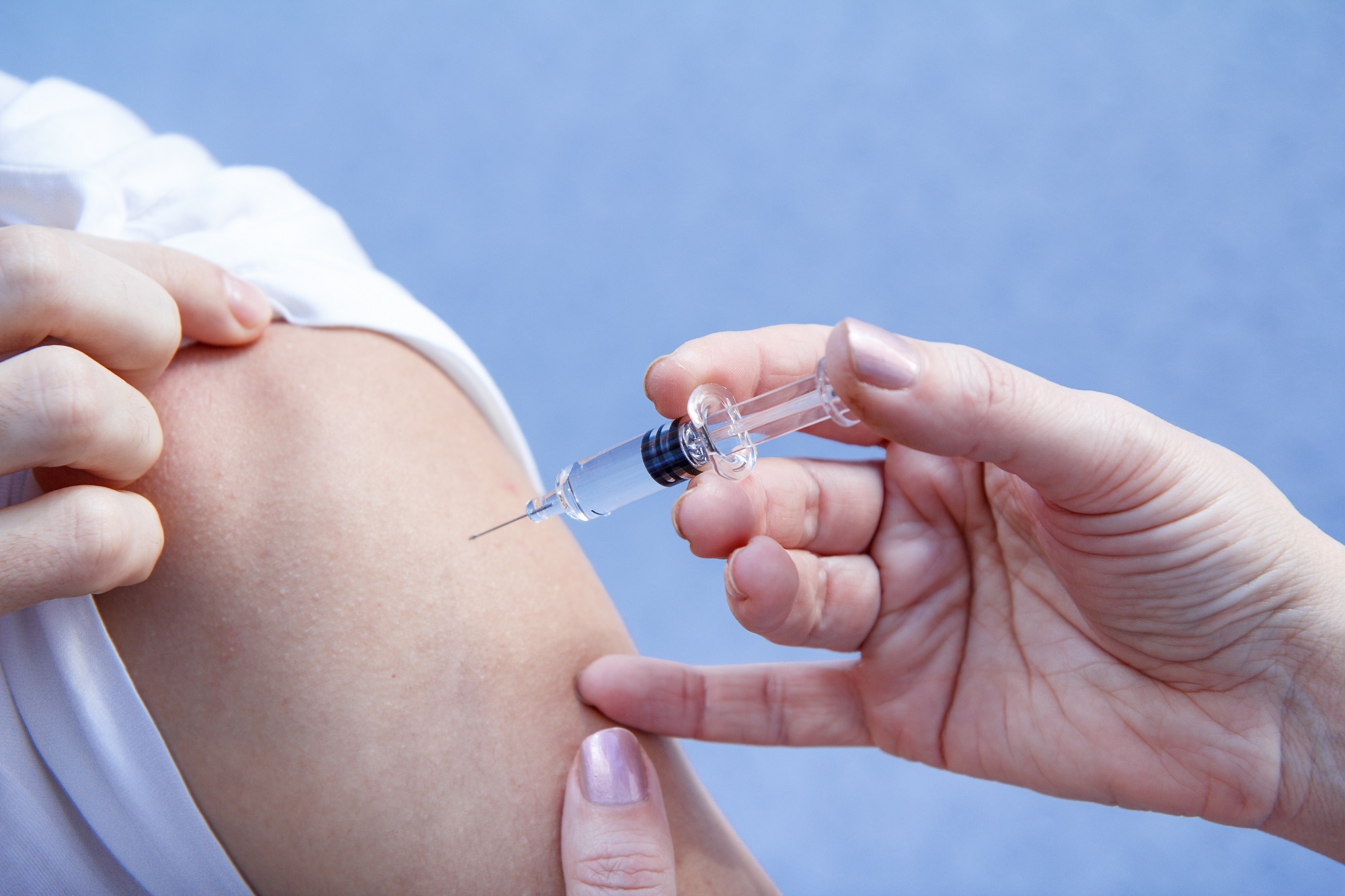 Вакцина в плечо. Введение вакцины в плечо. Как делать прививку в плечо. Укол детям в плечо.