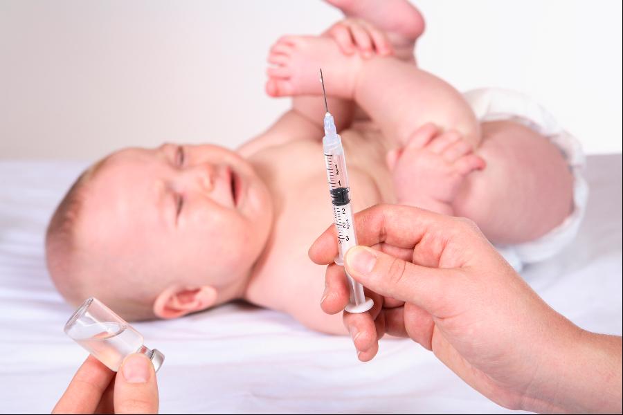 Прививка в ножку ребенку. Вакцина БЦЖ новорожденному. Вакцина БЦЖ Новорожденные. Уколы новорожденным. Прививка грудному ребенку.