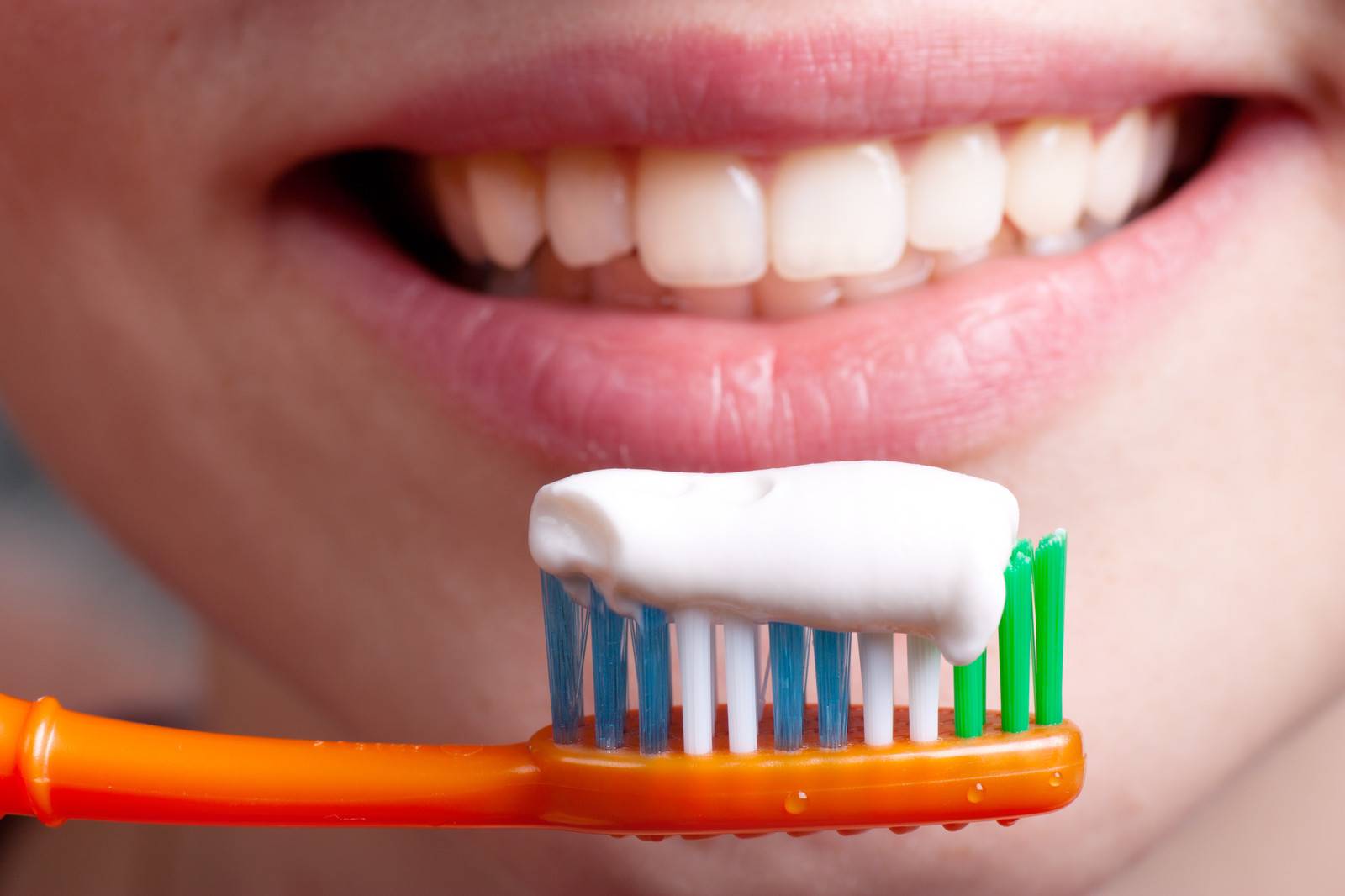 Чистка зубов вред. Щетка для зубов кариес. Зубы и зубная паста. Цветная зубная паста. Зубная паста для презентации.