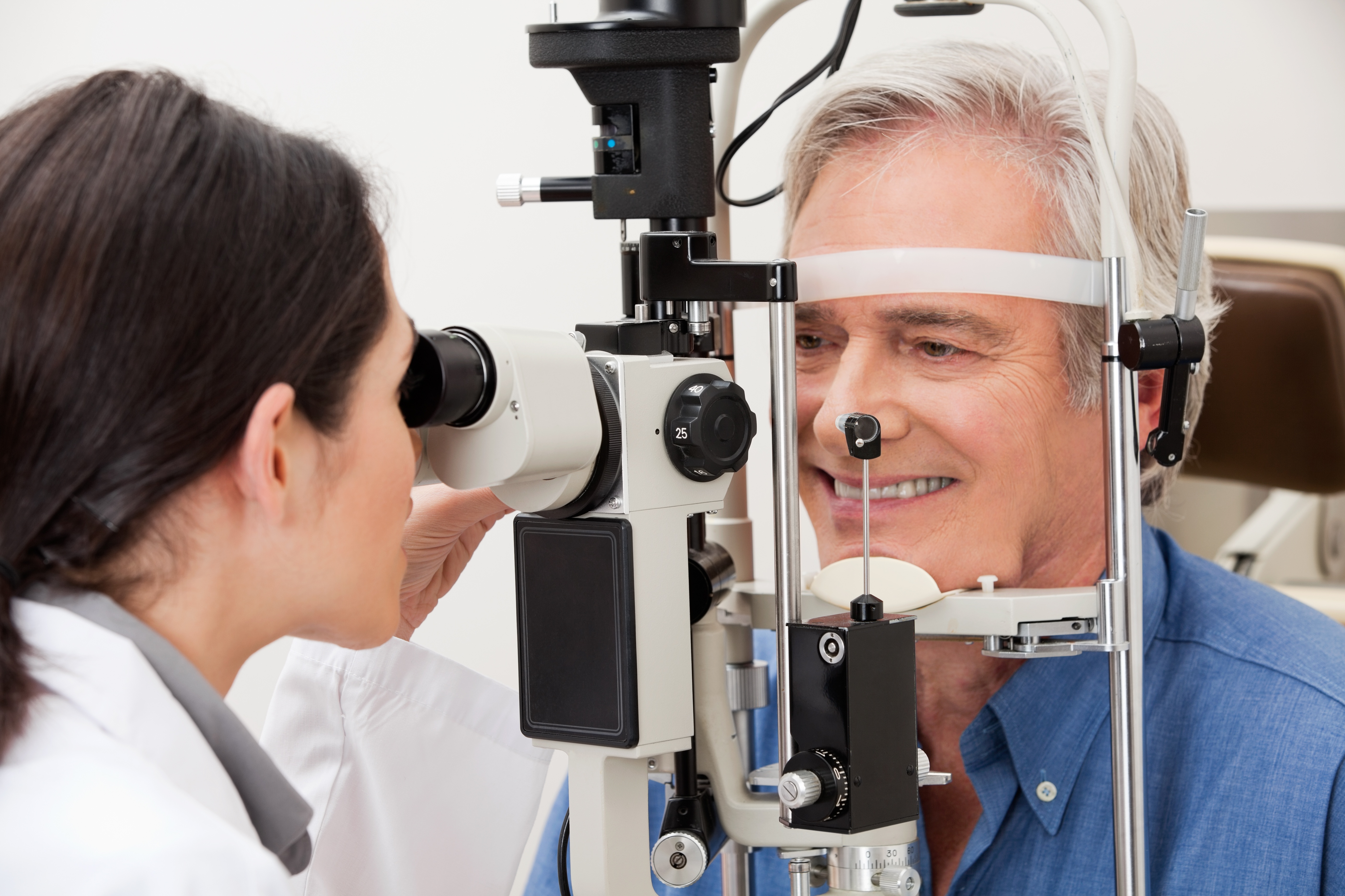 Проверка зрения врач. Окулист обследование. Глаз офтальмология. Осмотр офтальмолога. Обследование у офтальмолога.